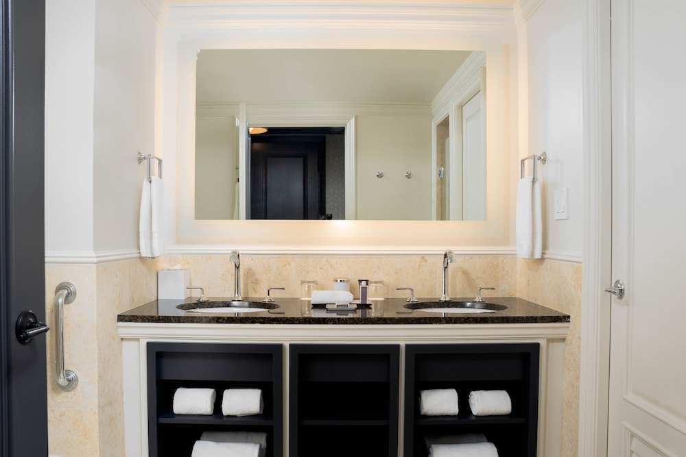 Room, 1 King Bed, Balcony, Oceanfront