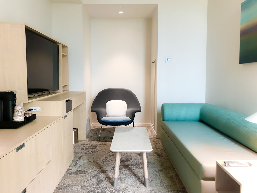Suite, City View - Photo 2