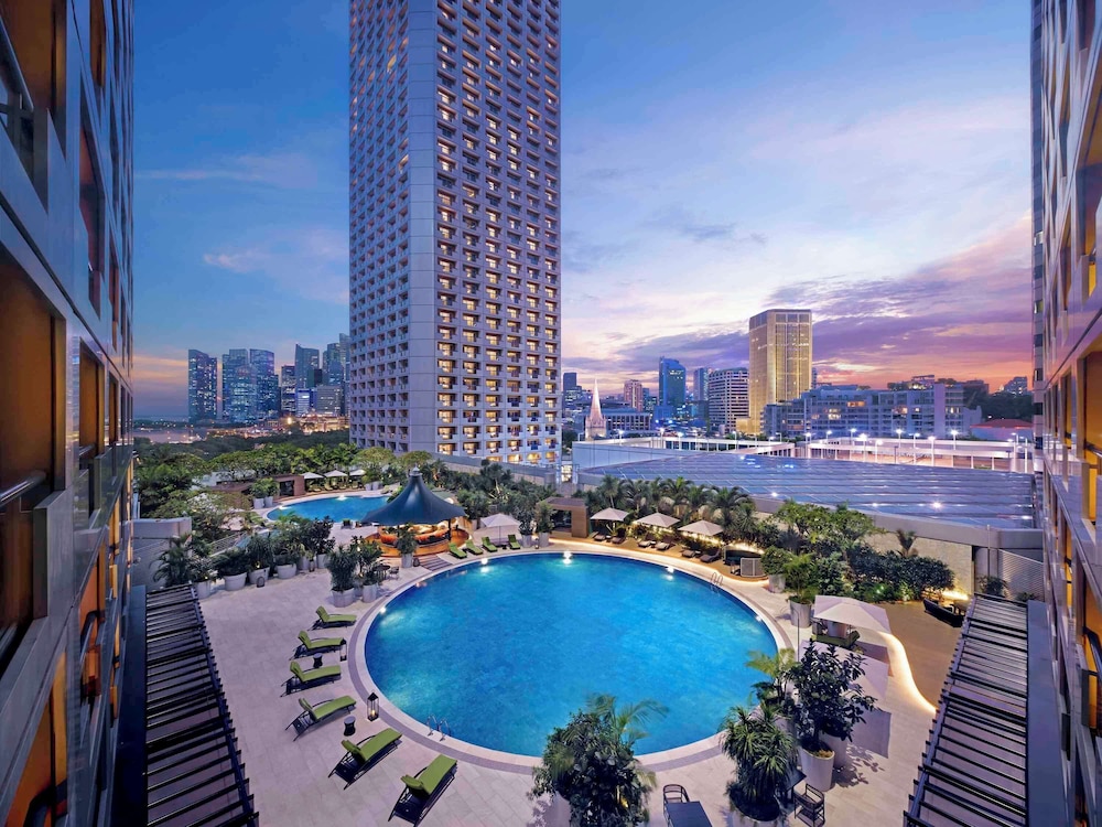 Signature Suite, 1 King, Corner Room with 2 Balconies thumbnail 5