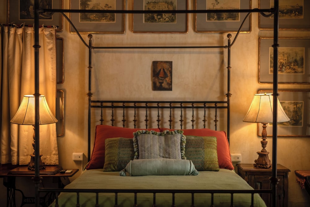 Suite, 1 Queen Bed, Fireplace photo 2