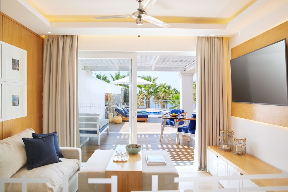 Three Bedroom Royal Villa with Private Pool and Hot Tub - Photo 8