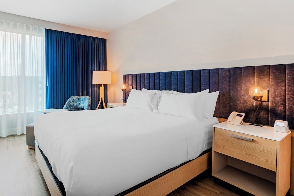 Standard Room, 1 King Bed, Courtyard View photo 2