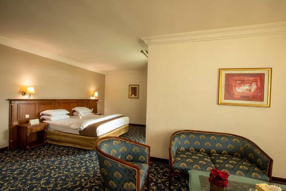 Executive Suite - Photo 3