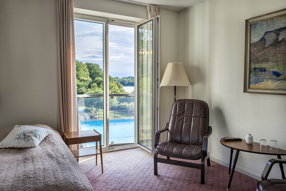 Double room facing land photo 2