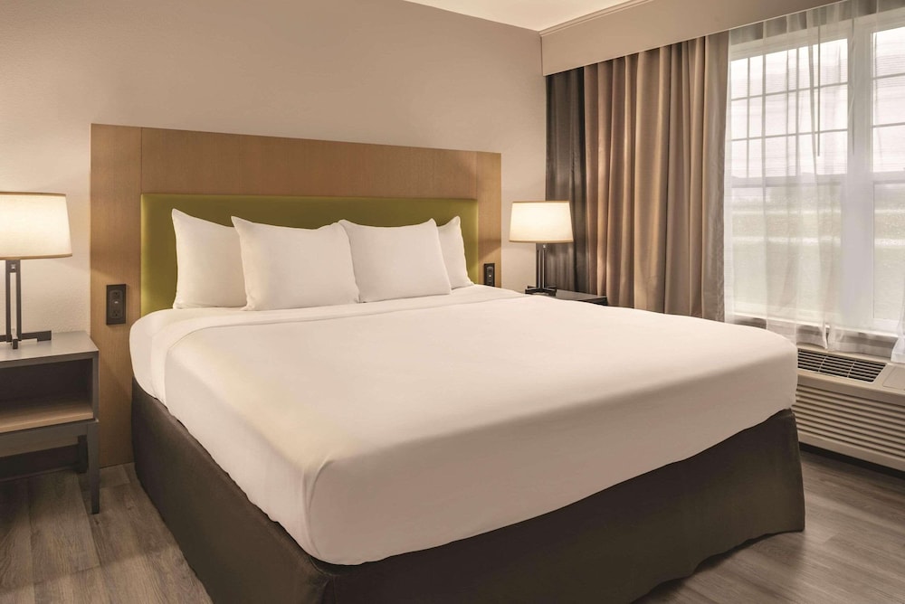 Premium Suite, 1 King Bed, Non Smoking - Photo 1