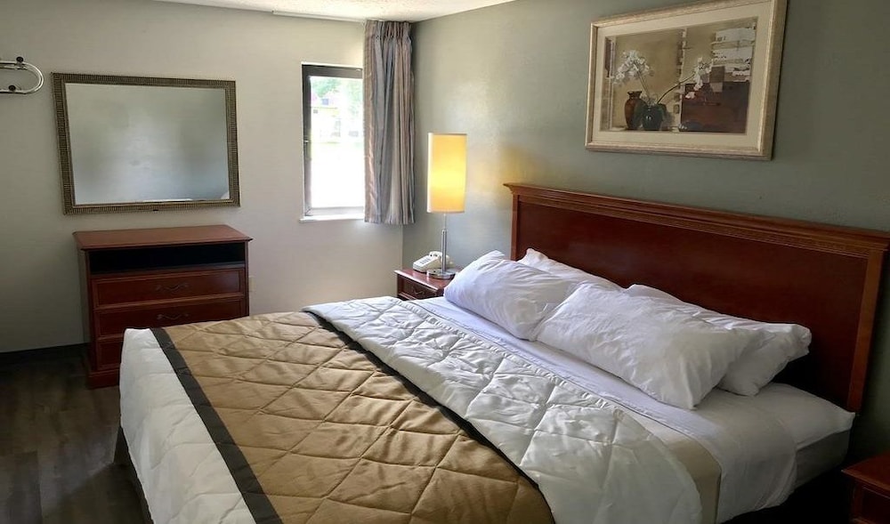 Traditional Studio Suite, 1 King Bed photo 3