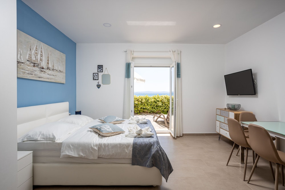 Standard Studio, Sea View, Beachfront photo 3