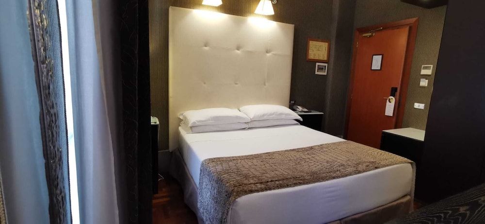 Standard Double Room Single Use thumbnail 6