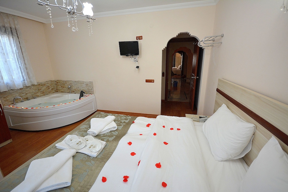 Deluxe Room (Jacuzzi) photo 2