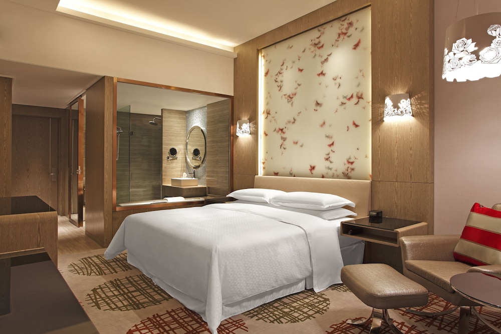 Deluxe Room, 1 King Bed, Corner photo 1