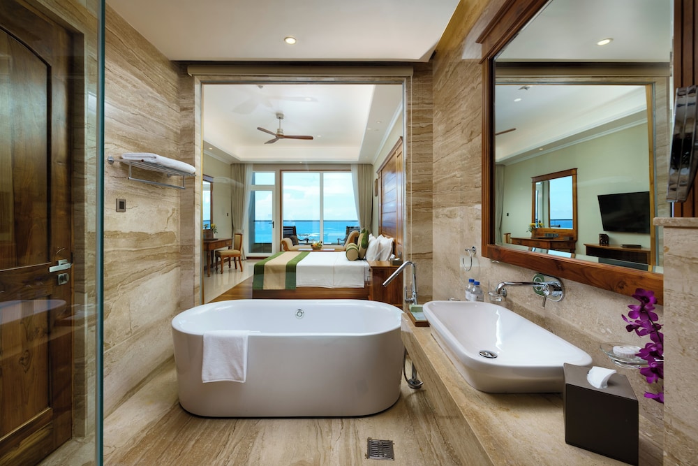 Deluxe Room, Sea View - Photo 4