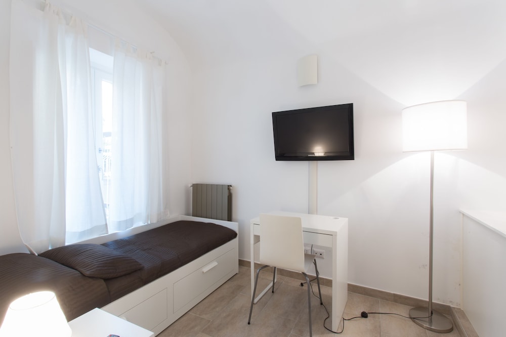 Family Apartment, Private Bathroom, Courtyard View (Via Di San Martino ai Monti, 20/A) photo 2