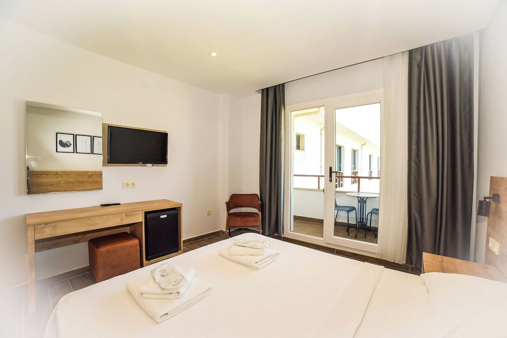 Standard Triple Room, Balcony - Photo 6