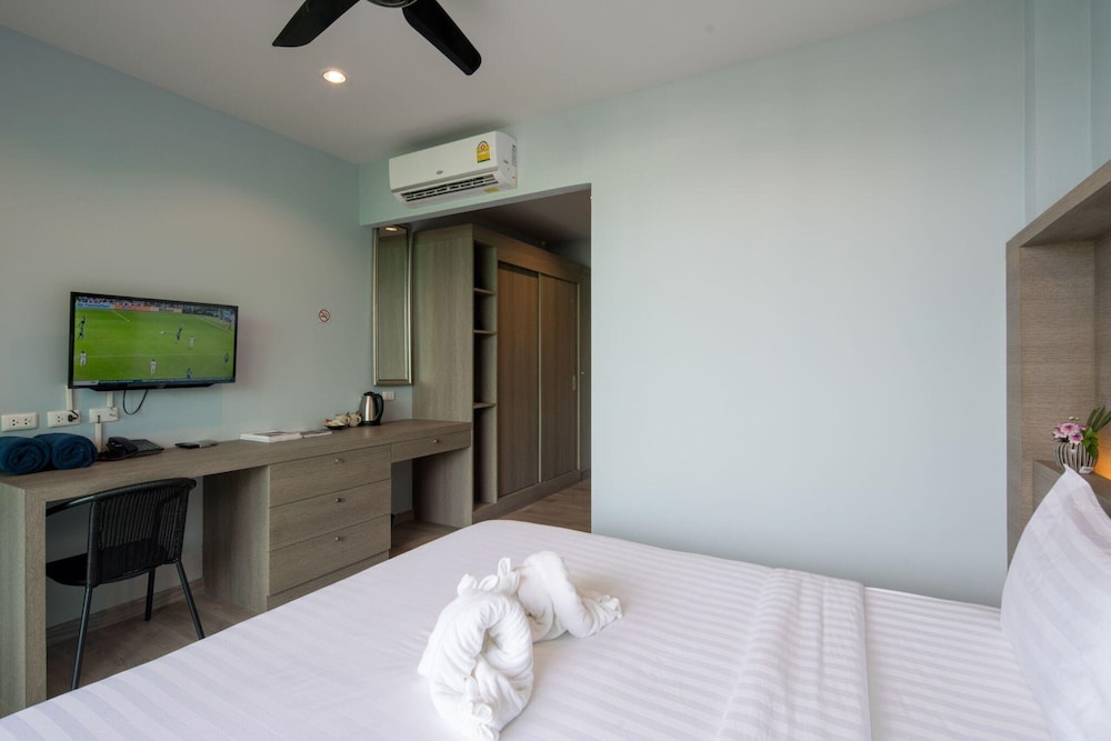Superior Room - King Bed photo 3