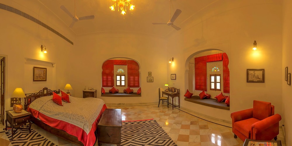 Luxury Suite, 1 King Bed, Accessible, Garden View