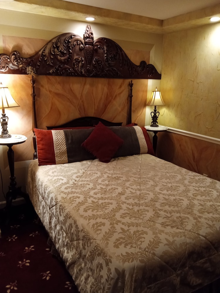 Deluxe Room, 1 Queen Bed, Jetted Tub photo 1