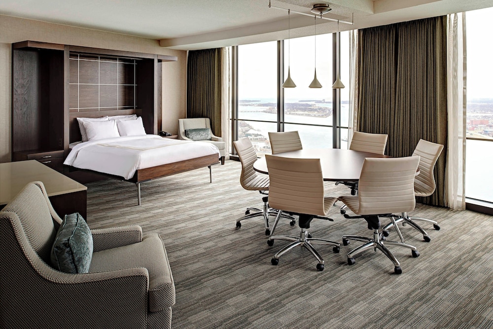 Suite, 1 King Bed, Non Smoking, City View - Photo 2