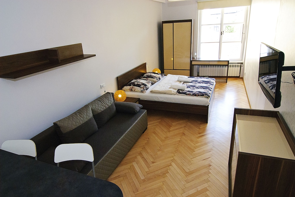 Economy Studio - Photo 21