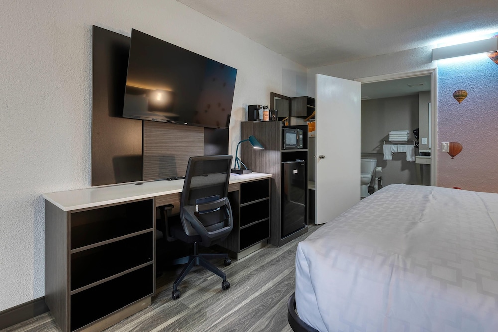 Standard Room, 1 King Bed, Non Smoking - Photo 12