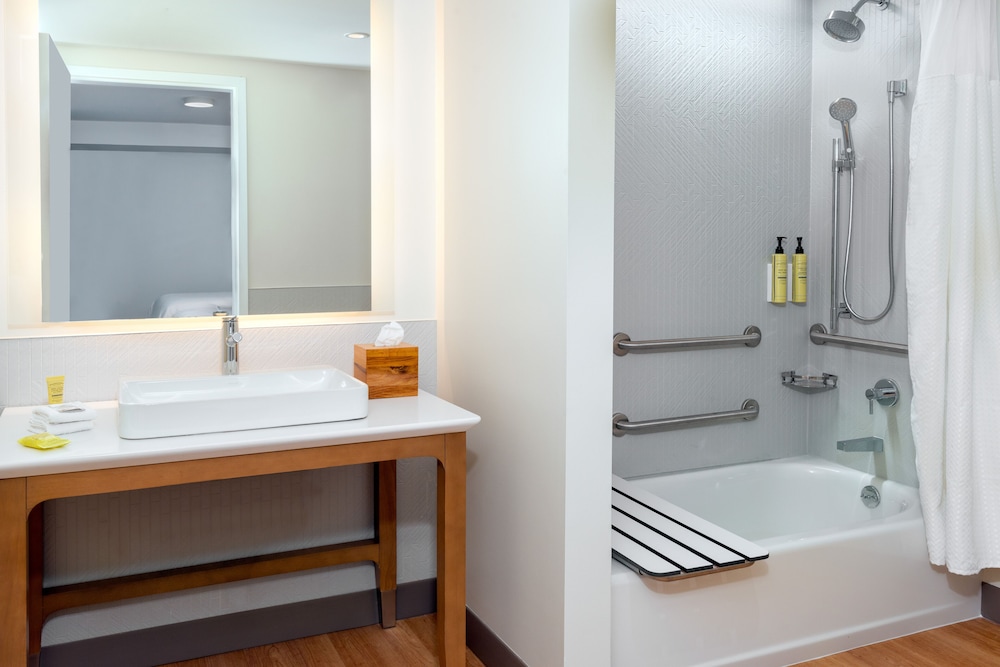 Studio, 1 King Bed, Kitchen (Mobility Accessible, Tub) - Photo 11