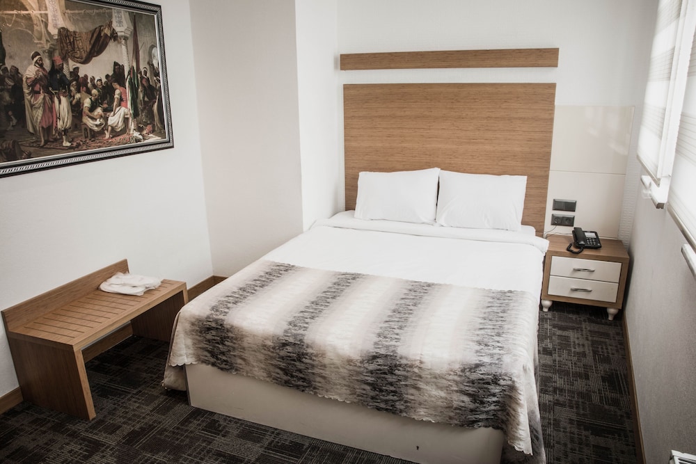 Business Suite, Accessible, Smoking photo 1