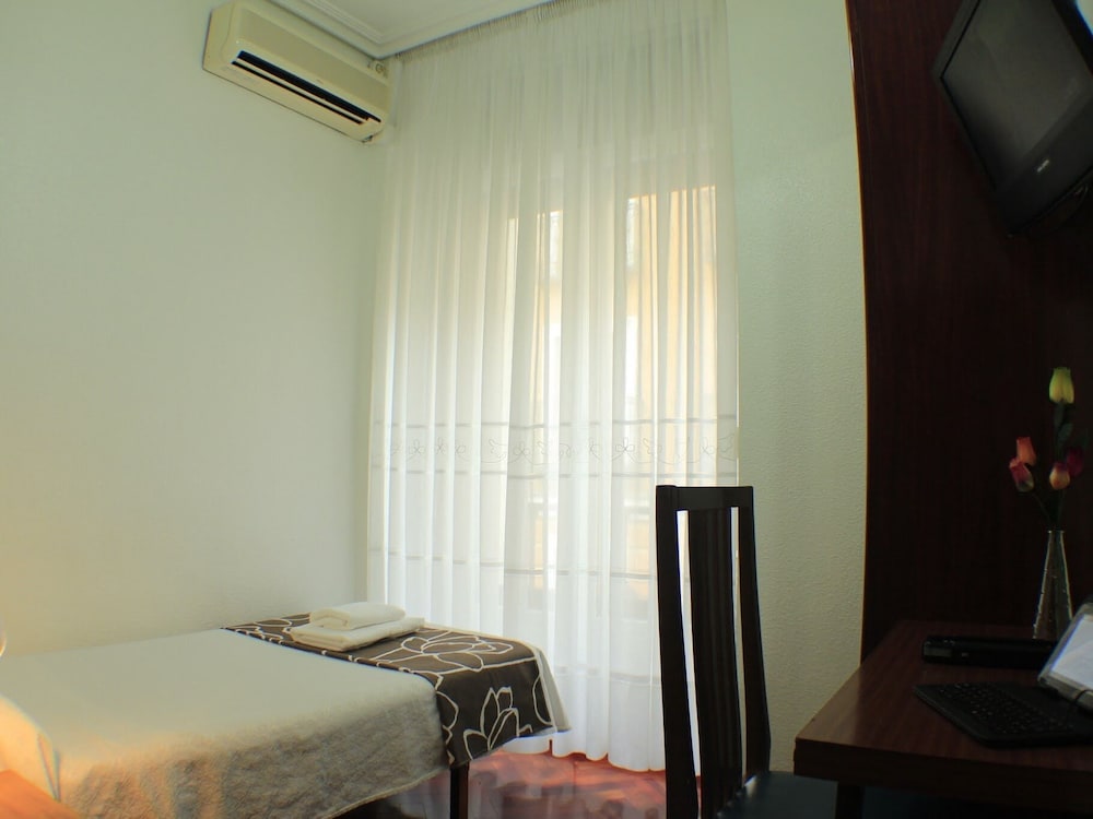 Basic Single Room, Ensuite, City View photo 3