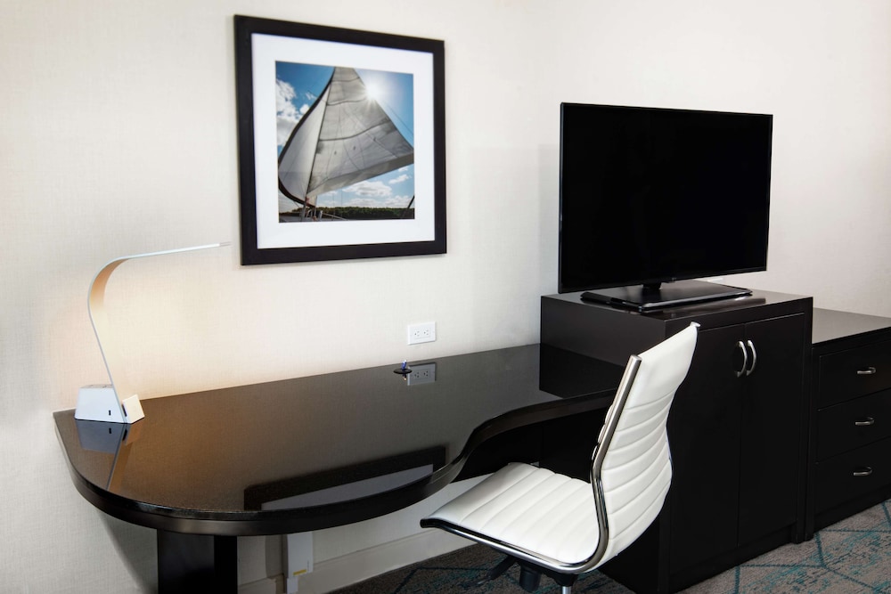 Superior Room, 1 King Bed, Accessible (Tub), Harbor View, High Floor