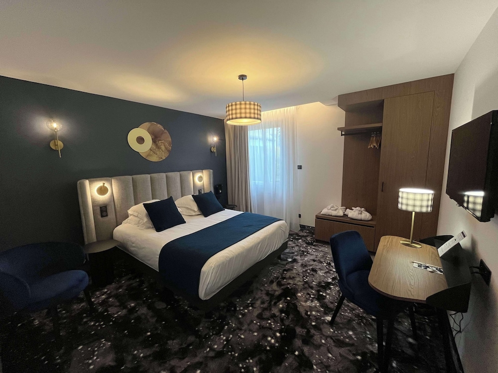 Deluxe Room, 1 Queen Bed, Non Smoking - Photo 1