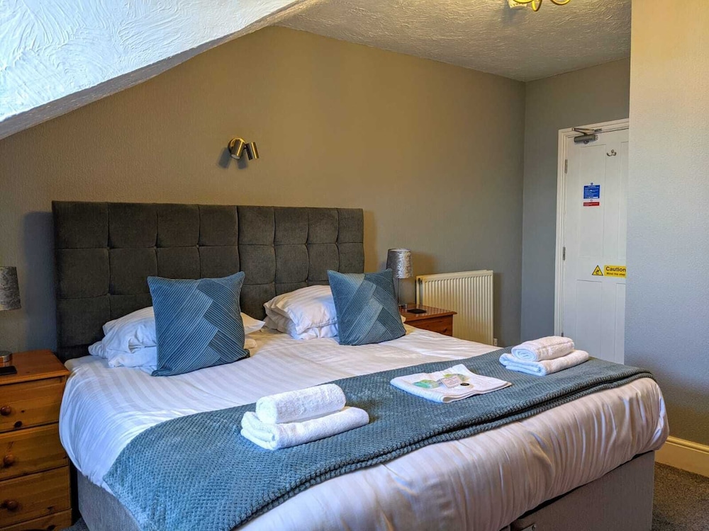 Classic Double or Twin Room, Partial Sea View - Photo 2