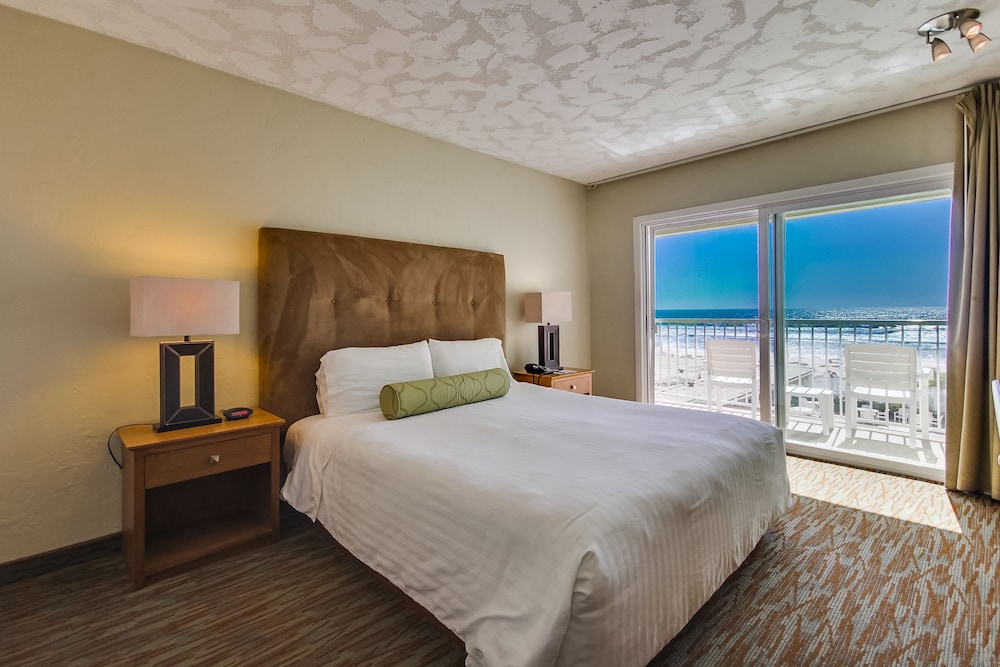 Standard Room, 1 King Bed, Ocean View - Photo 2