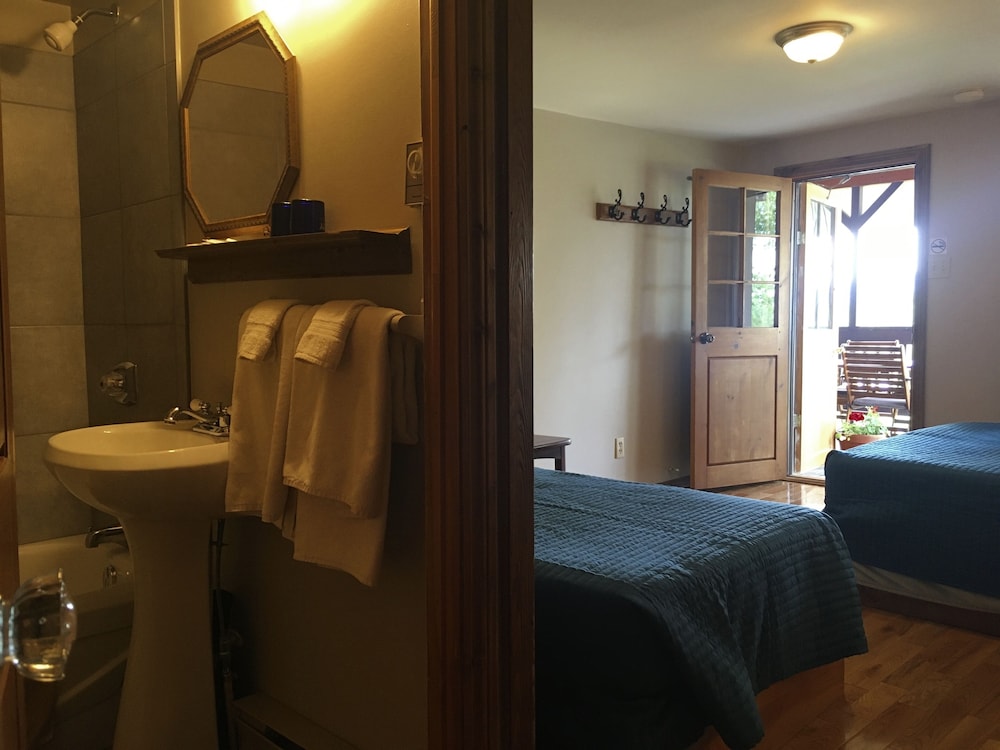 Family Room, Multiple Beds, Private Bathroom, Mountain View photo 3