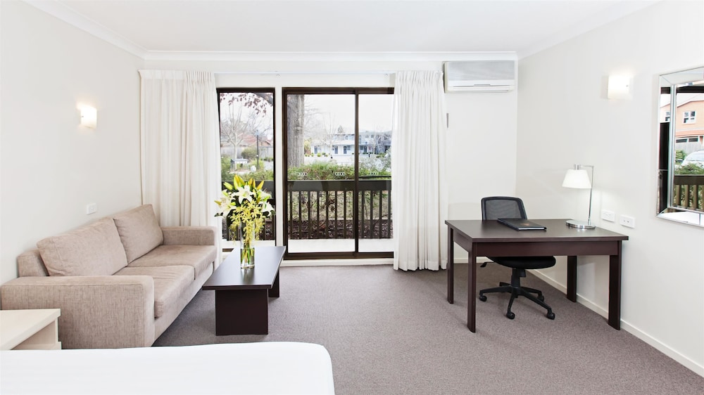 Executive Room, 1 Queen Bed With Sofa Bed, Balcony - Photo 2