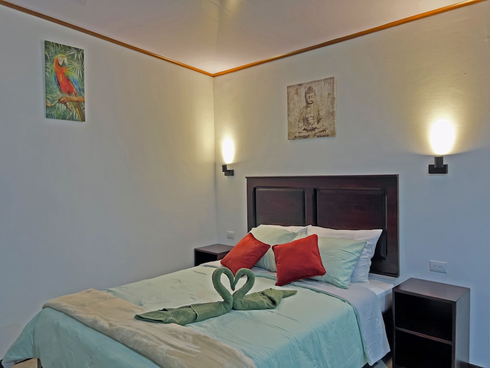 Comfort Cabin, 1 Queen Bed with Sofa bed, Kitchenette, Garden View photo 1