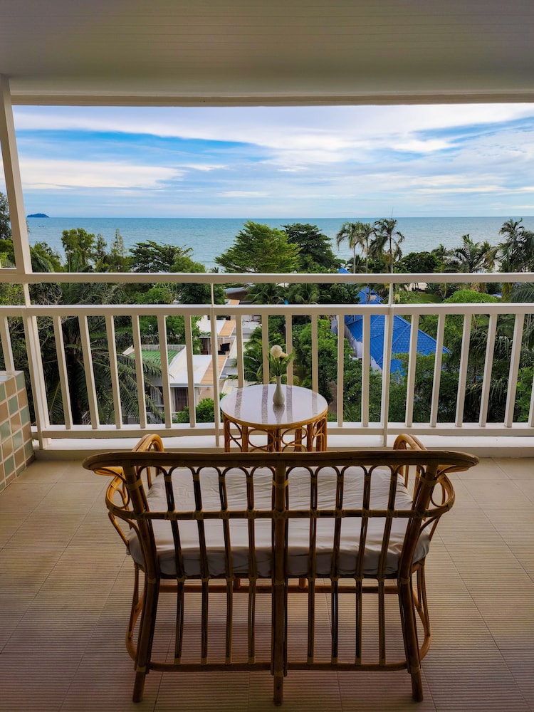 Deluxe Room, Partial Sea View, Corner - Photo 6