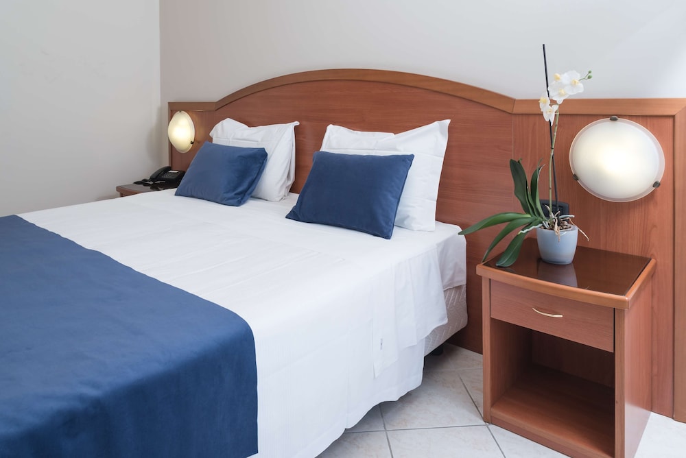Standard Room, 1 Queen Bed (Converts to 2 Twin Beds) - Photo 3