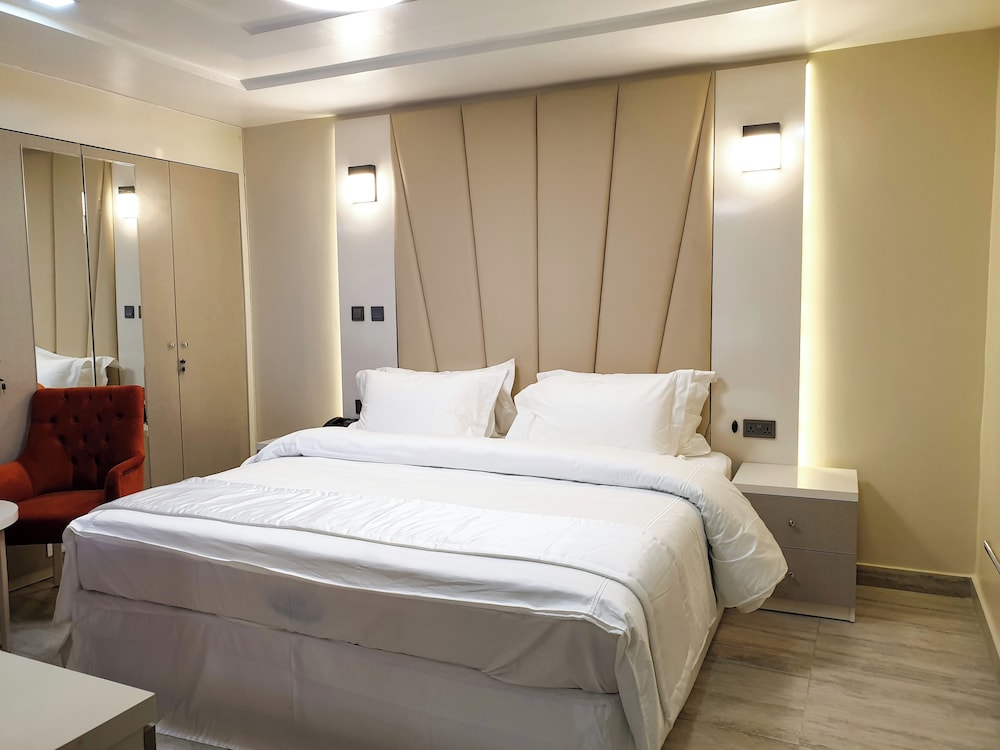 Deluxe Suite, 1 Queen Bed, Microwave, City View