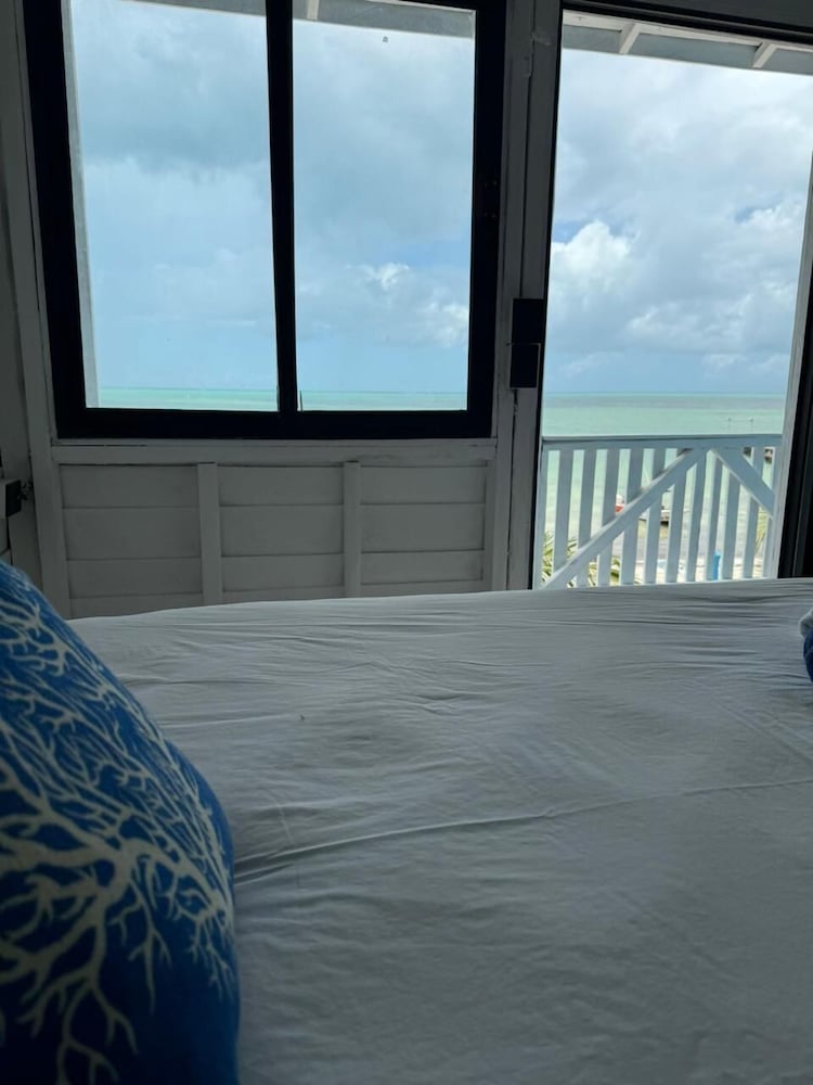 Deluxe Room, 1 King Bed, Beachside photo 2