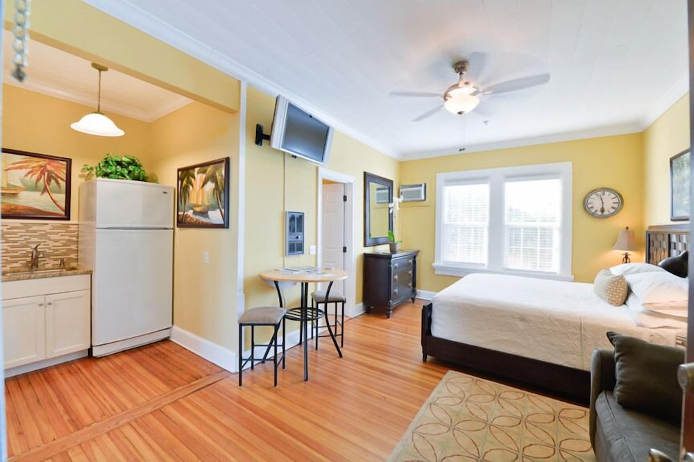 Deluxe Studio Room 10, 1 King Bed with Sofa bed, Kitchen