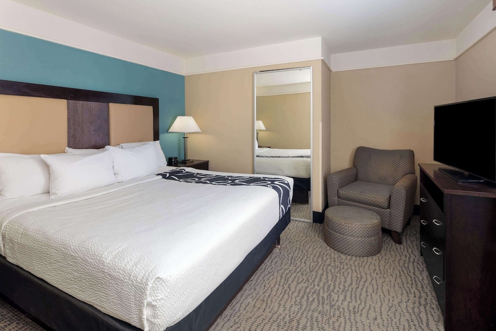 Deluxe Room, 1 King Bed, Non Smoking - Photo 3