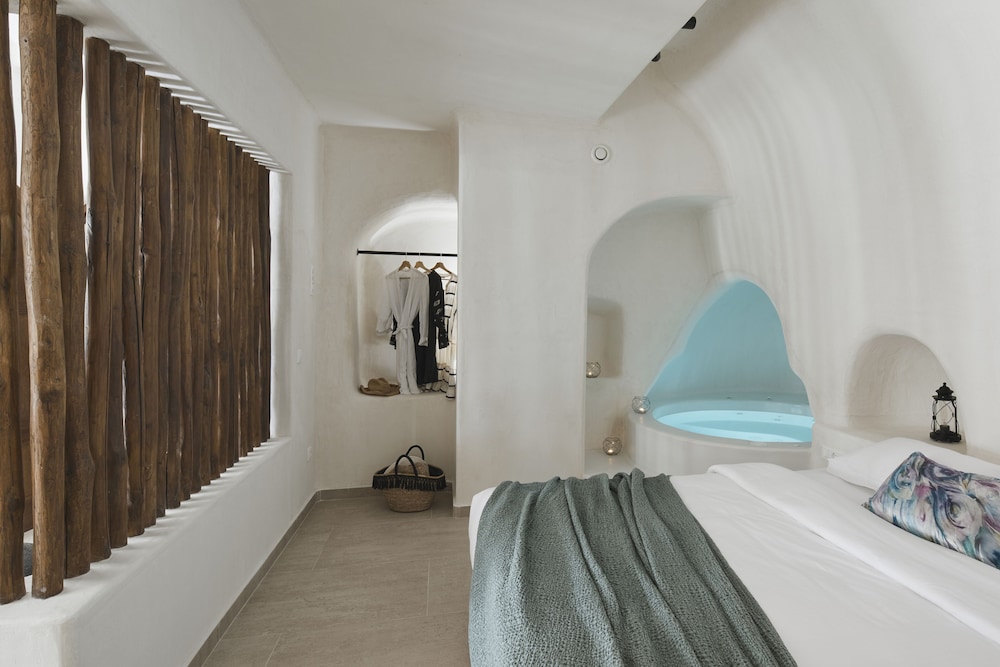 Deluxe Queen Suite with indoor Hot Tub - Photo 19