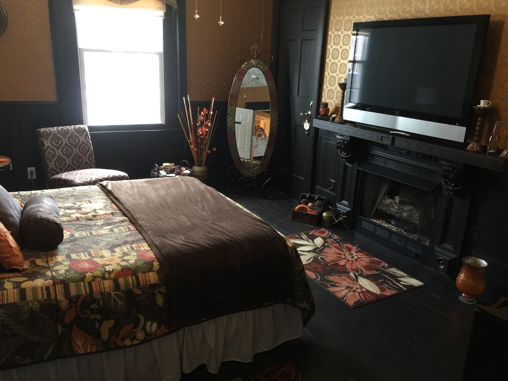 Bronze Room - Shared Bath photo 2