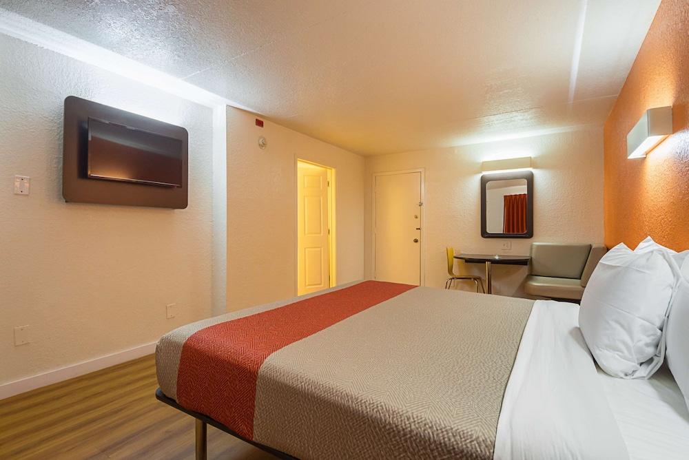 Standard Room, 1 King Bed, Accessible, Non Smoking - Photo 4