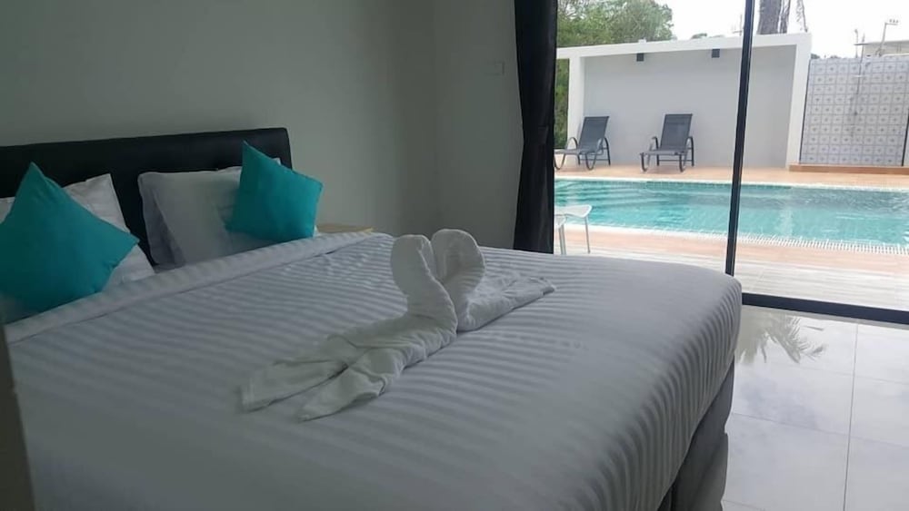 Deluxe Double Room with Pool Access photo 2