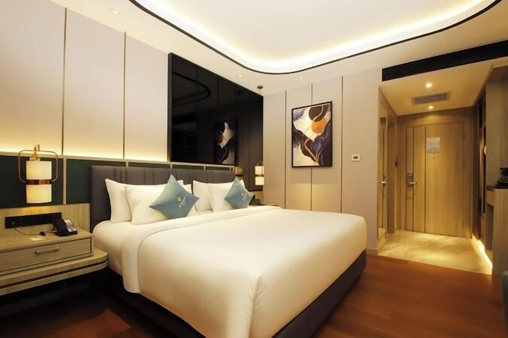 King Bed Premier Pool - Photo 2