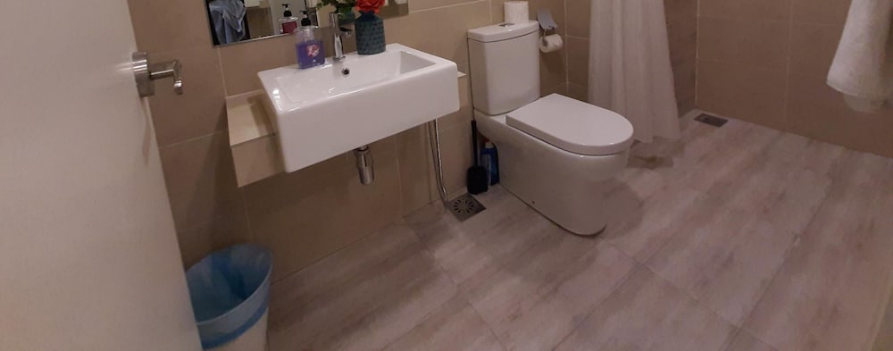 2-Bedroom Deluxe Suite with Balcony - Photo 5