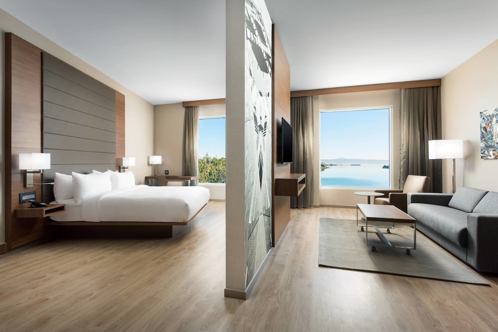 Suite, 1 King Bed with Sofa bed, Bay View