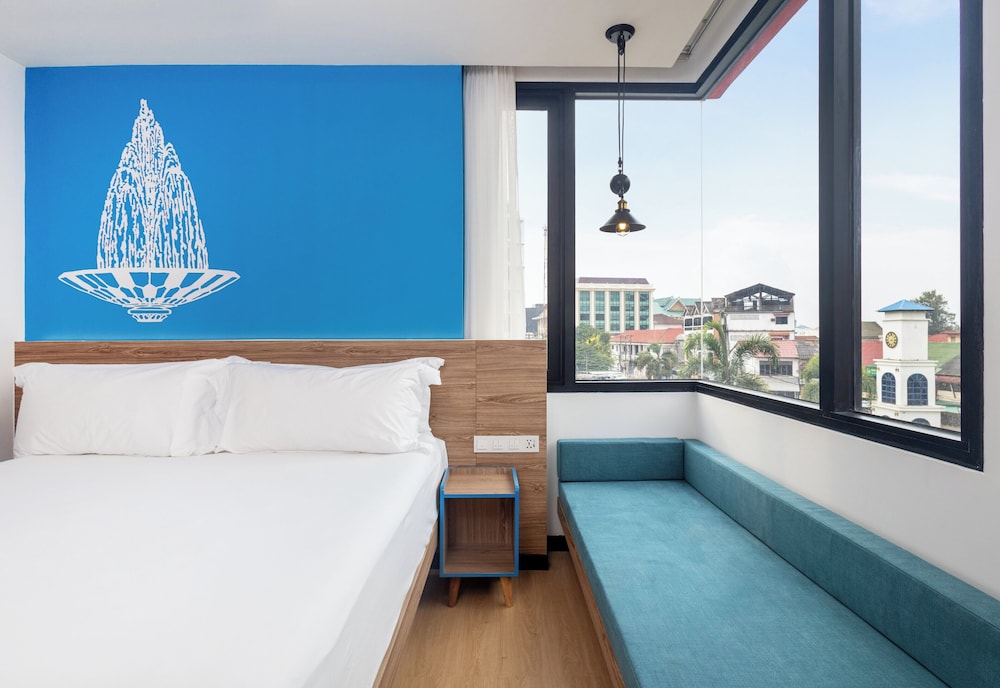 Room, 1 King Bed (COSI Plus) - Photo 2