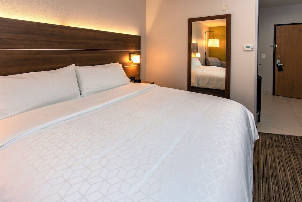 Standard Room, 1 King Bed (Walk In Shower) - Photo 7
