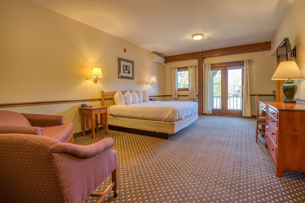 Superior King Lakeside w/ Shared Balcony