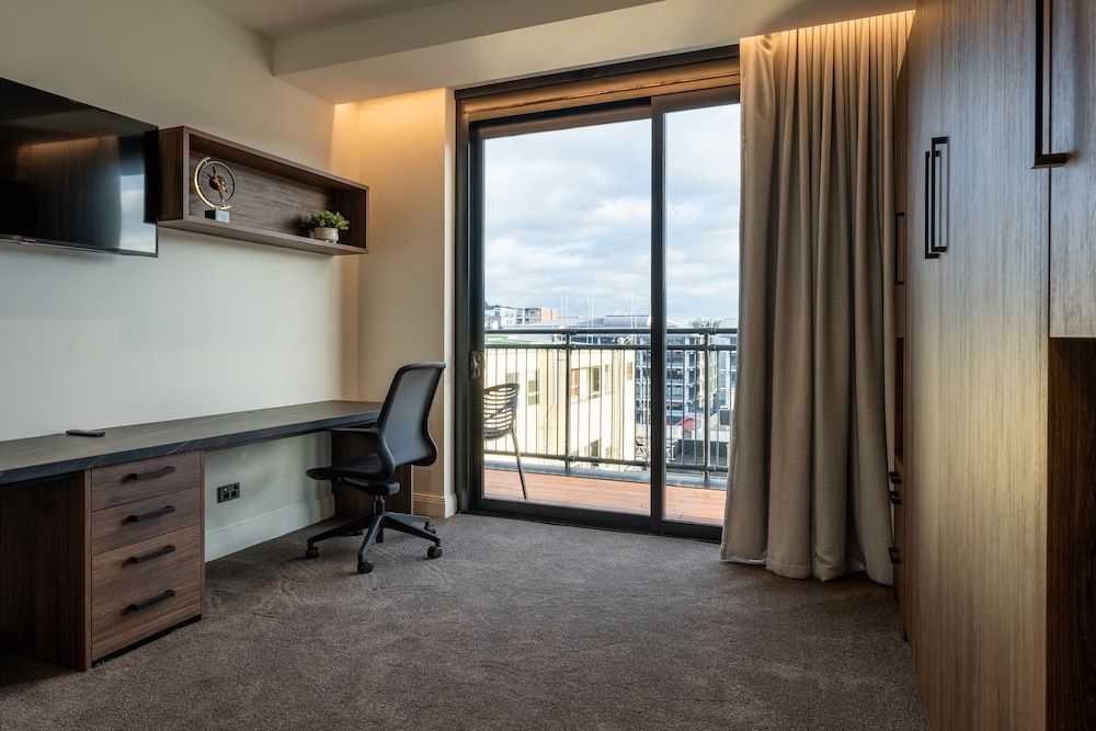 Luxury Penthouse, City View (4 King Beds) - Photo 11